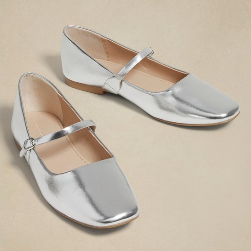 Banana Republic vegan leather Maryjane 
Silver Flats